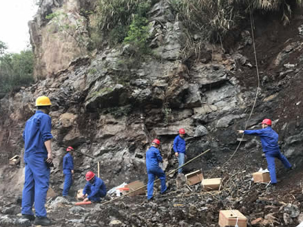 国泰五洲长江沿岸生态修复项目一期治理工程镜子山边坡爆破顺利实施